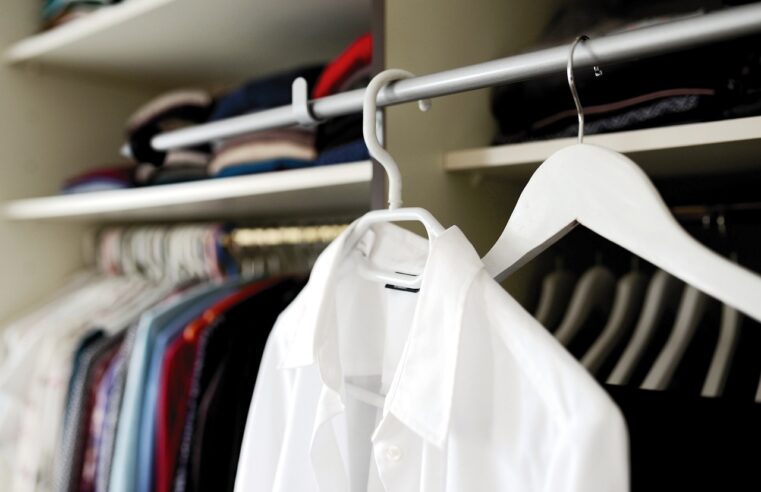 Pendurar Vestido Longo no Cabide: 4 Truques para Não Amassar
