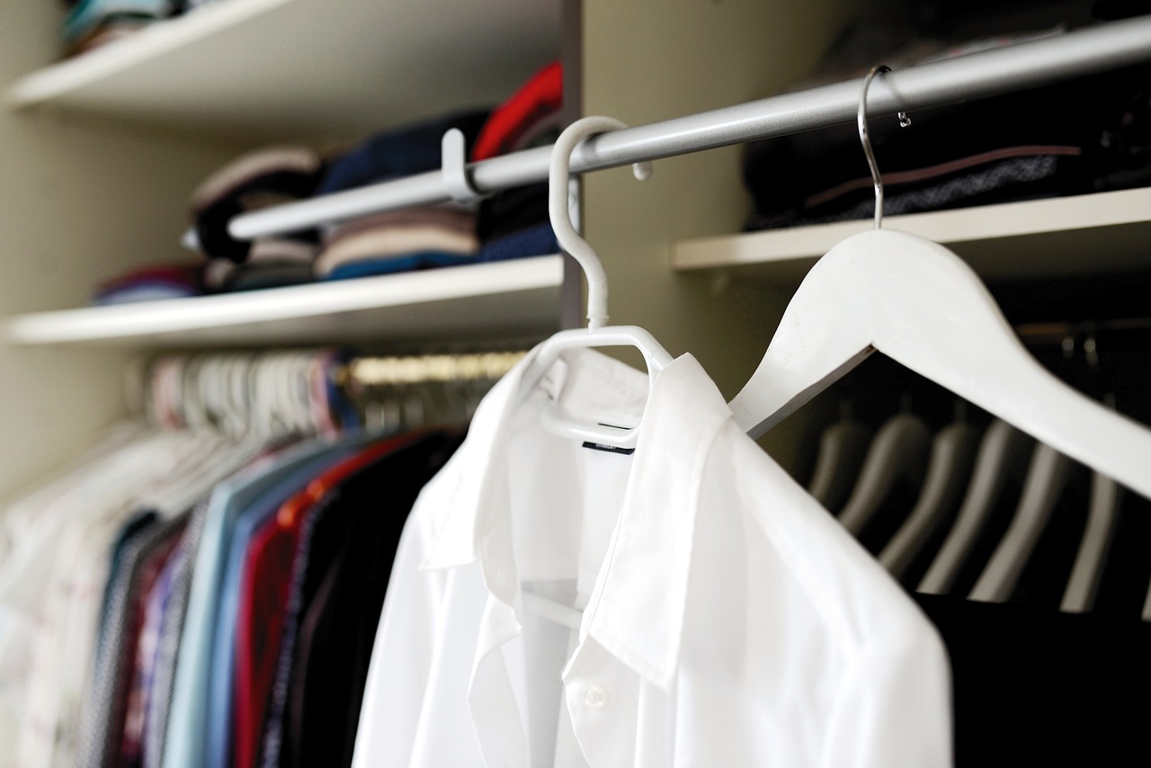 Pendurar Vestido Longo no Cabide: 4 Truques para Não Amassar