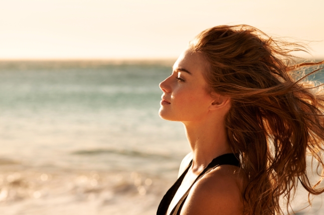 Cuidar do Cabelo Após a Praia: 4 Dicas para Recuperar o Brilho