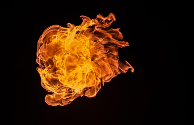 Tocha de Fogo na Bíblia: 3 Significados em Livros Sagrados