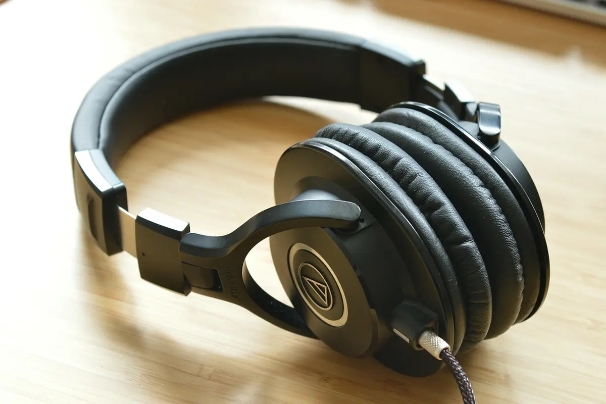 Pode usar fones de ouvido no avião? Entenda