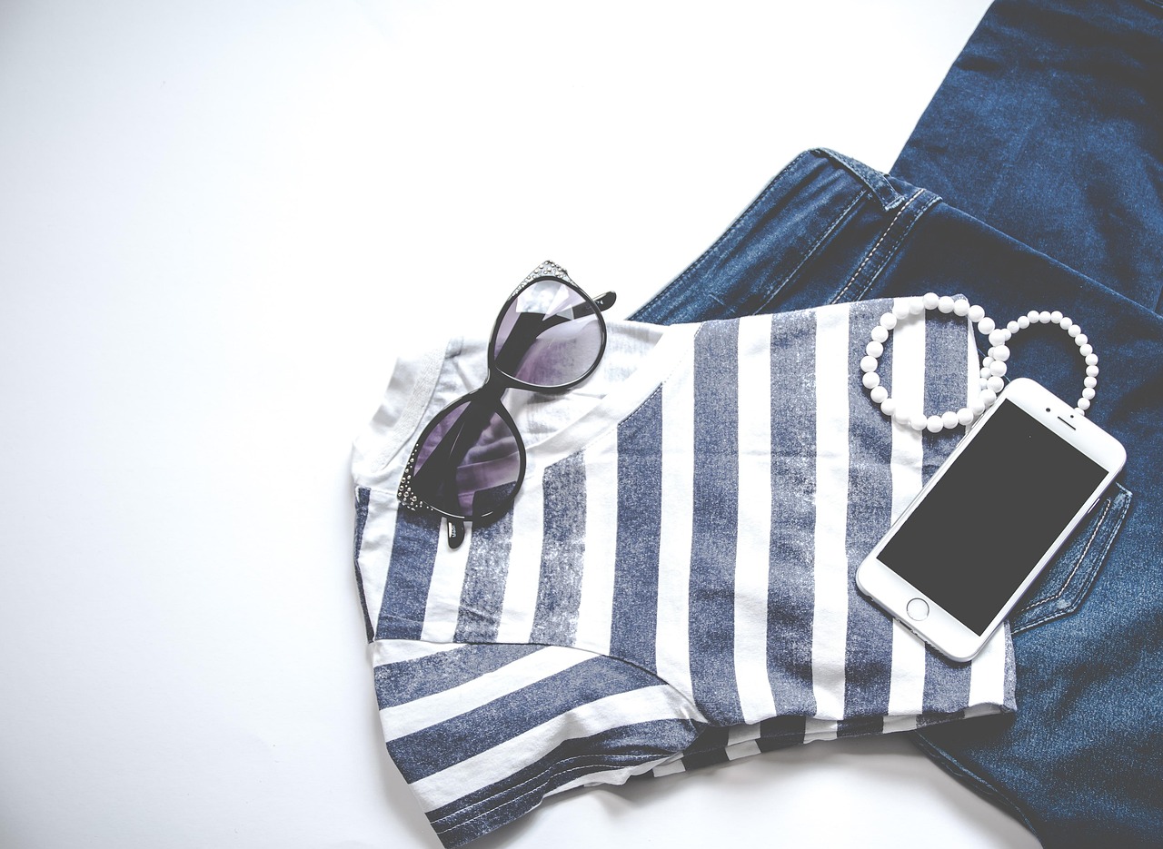 Look com Saia Jeans: 5 Dicas e 6 Combinações para Arrasar