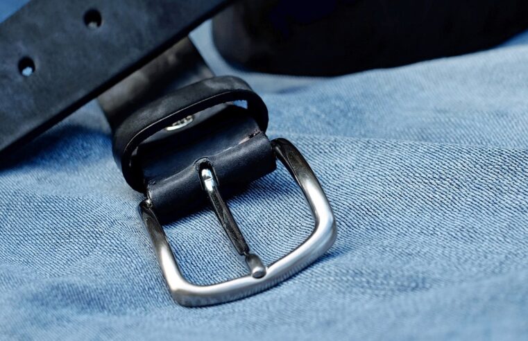 Look com Saia Jeans: 5 Dicas e 6 Combinações para Arrasar