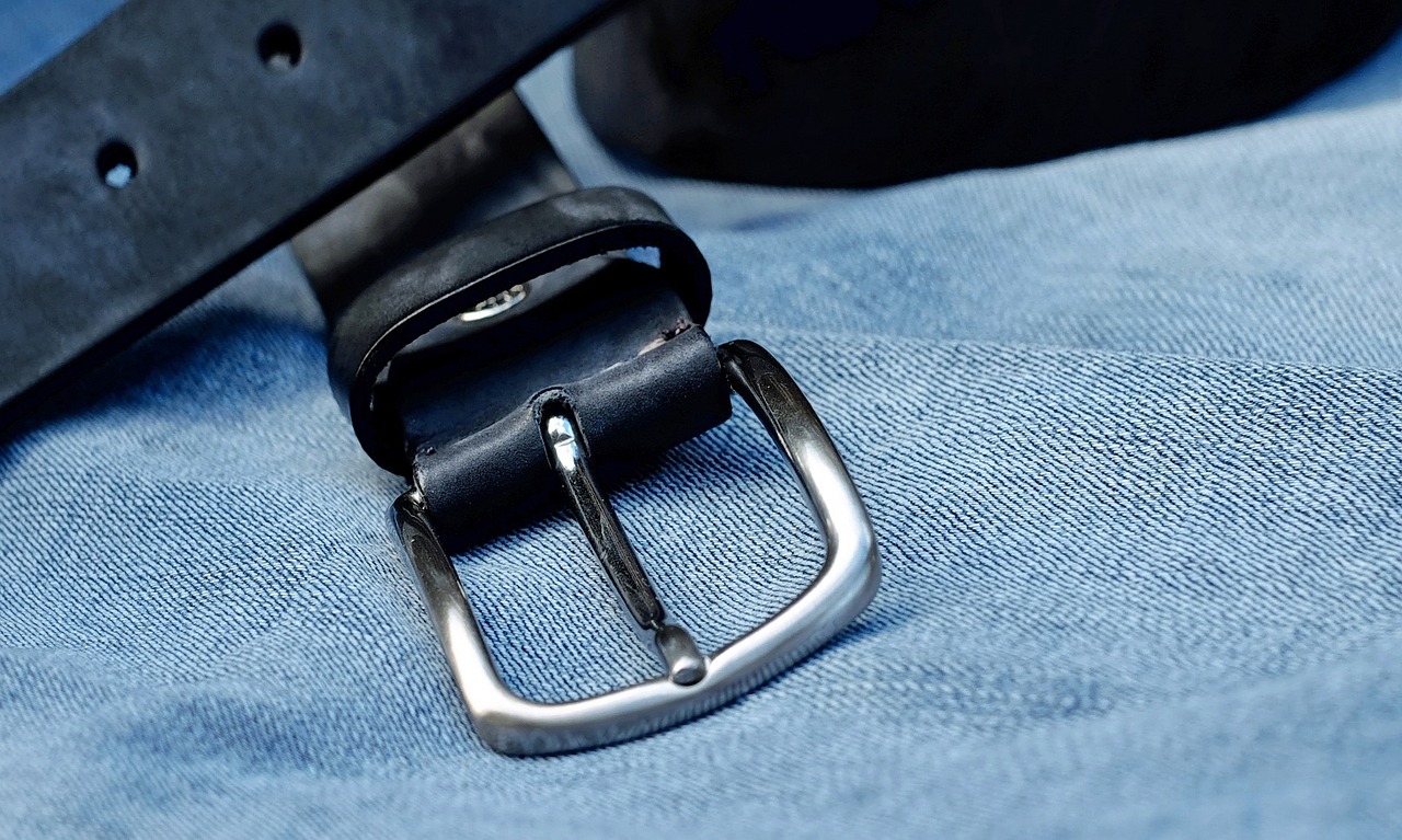 Look com Saia Jeans: 5 Dicas e 6 Combinações para Arrasar